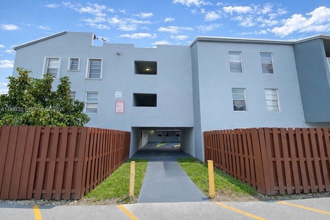 1755 W 60th St, Unit D212 in Hialeah, FL - Building Photo - Building Photo