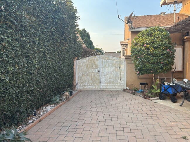 6008 Damask Ave, Unit Guesthouse in Los Angeles, CA - Foto de edificio - Building Photo