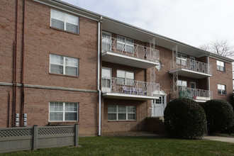 Park Carlyn Apartments in Arlington, VA - Foto de edificio - Building Photo