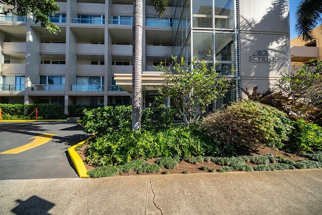555 University Ave in Honolulu, HI - Foto de edificio - Building Photo