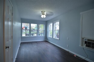 103 Cosmos St in Houston, TX - Building Photo