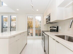 2291 NW Glisan St in Portland, OR - Foto de edificio - Building Photo