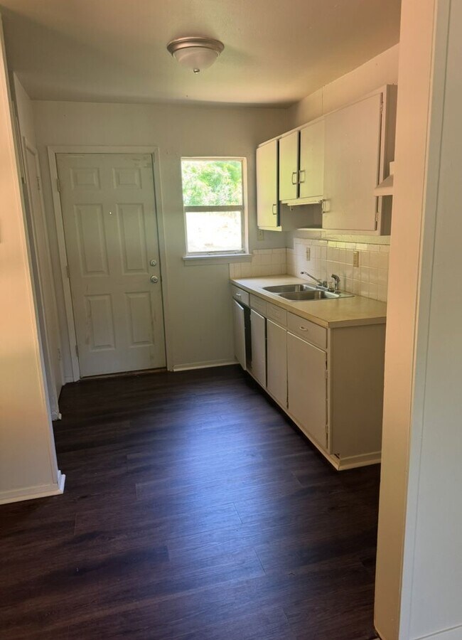 411 Byrne St in Lone Star, TX - Building Photo - Building Photo