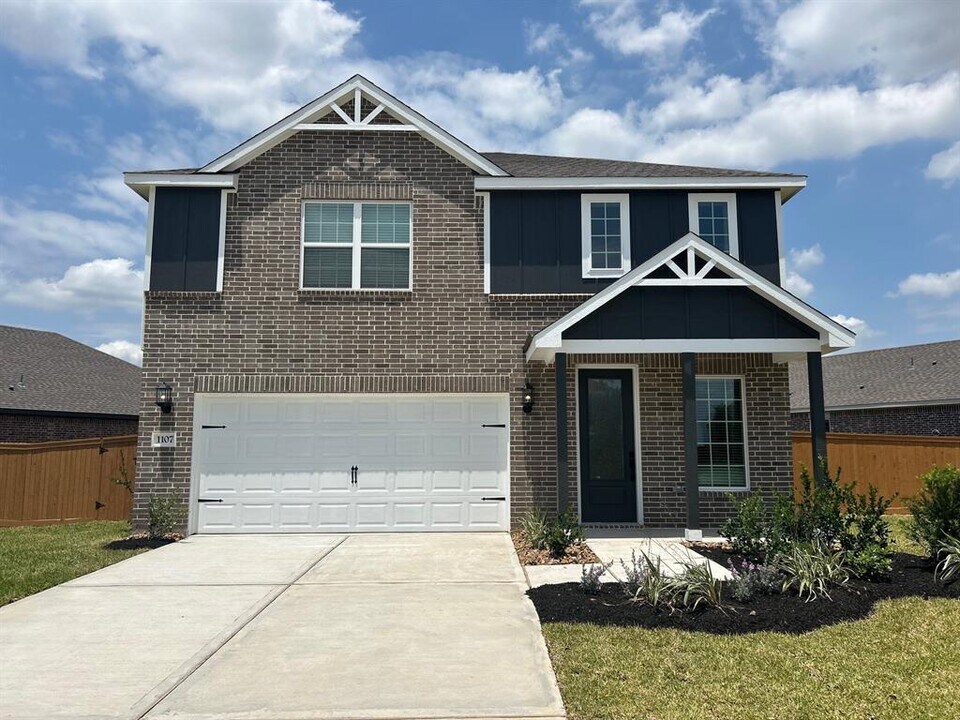 1107 Whispering Winds Dr in Beasley, TX - Building Photo