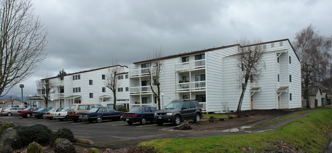 North Towne Apartments in Junction City, OR - Building Photo - Building Photo