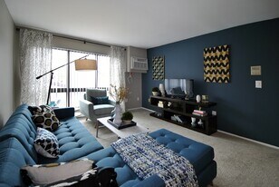 Village Green of Lansing Apartments in Lansing, MI - Building Photo