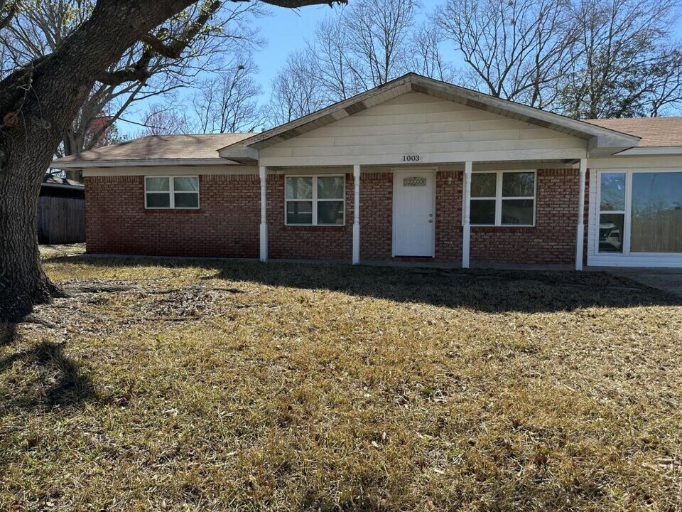 1003 Shirley Dr in Gulfport, MS - Building Photo