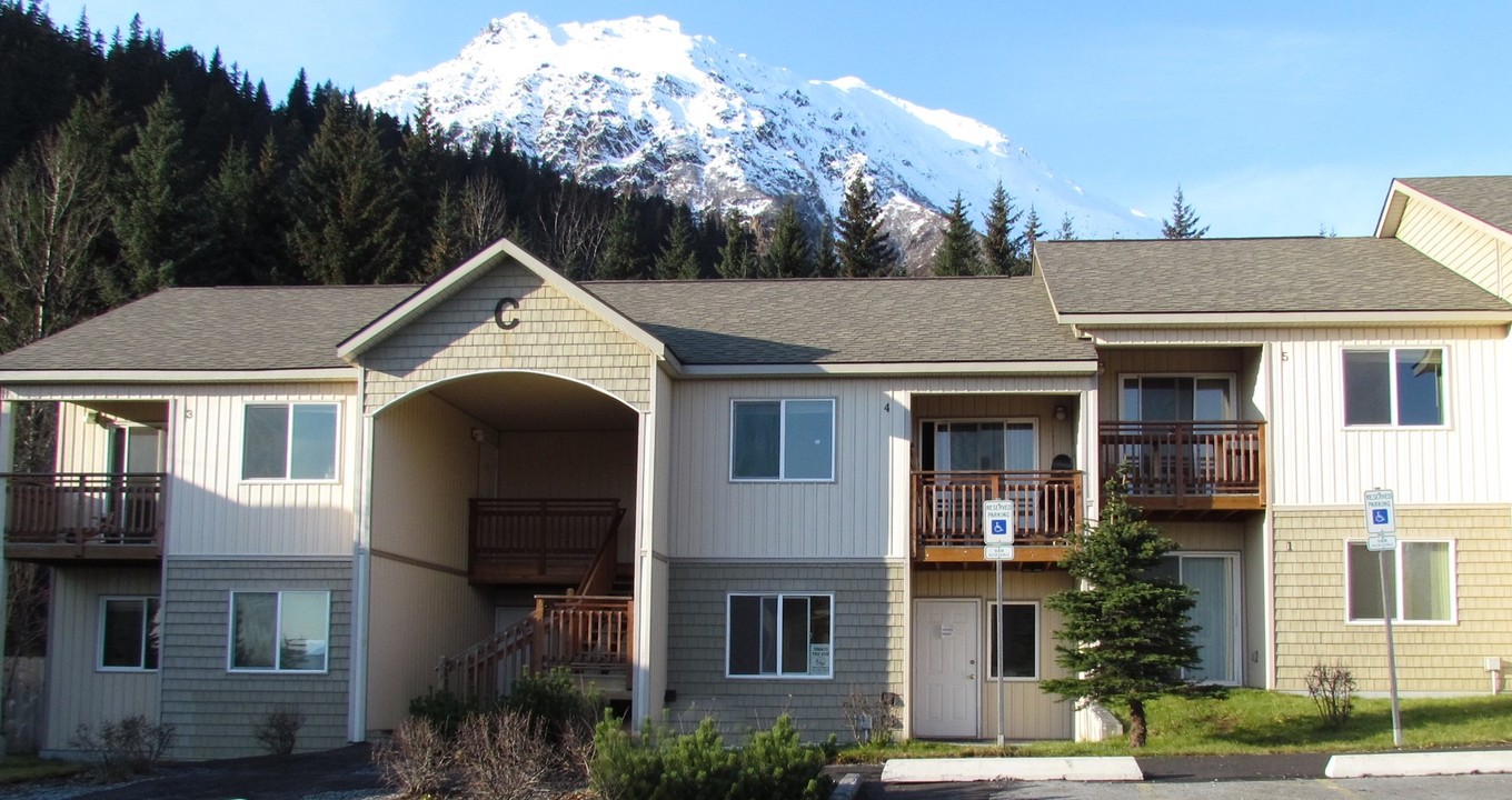 Pacific Park Apartments in Seward, AK - Building Photo