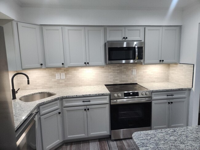 147 Connetquot Rd in Oakdale, NY - Building Photo - Building Photo