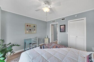 4900 Brittany Dr S, Unit 301 in St. Petersburg, FL - Foto de edificio - Building Photo