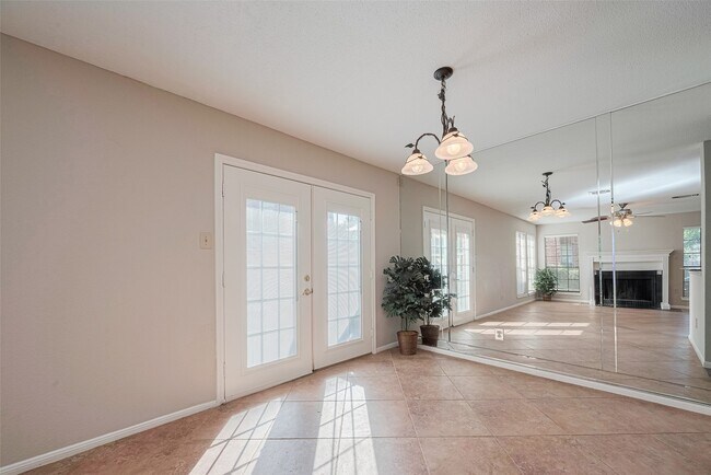 2211 S Kirkwood Rd in Houston, TX - Building Photo - Building Photo