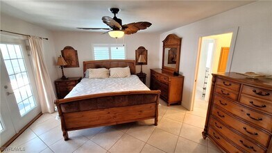 541 110th Ave N in Naples, FL - Foto de edificio - Building Photo