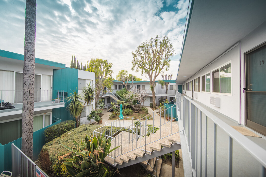 Valley Paradise Apartments in Van Nuys, CA - Building Photo