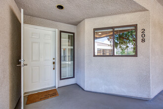 255 S Avenida Caballeros, Unit 208 in Palm Springs, CA - Building Photo - Building Photo