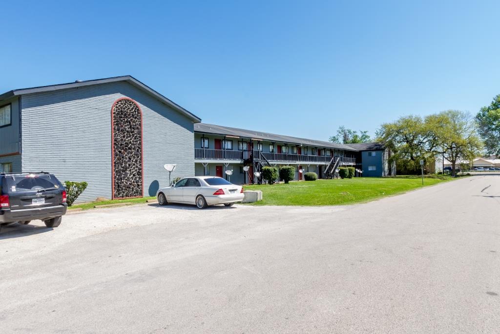 Alabama Gardens in Beaumont, TX - Building Photo