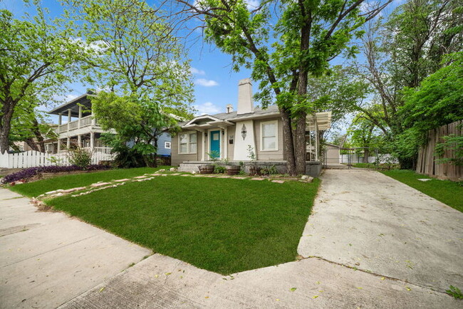 629 E Woodlawn Ave in San Antonio, TX - Foto de edificio - Building Photo