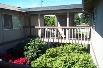 Villaire Apartments in Lakewood, WA - Building Photo - Building Photo