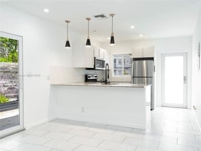 3621 NE 11th Ave in Oakland Park, FL - Building Photo - Building Photo