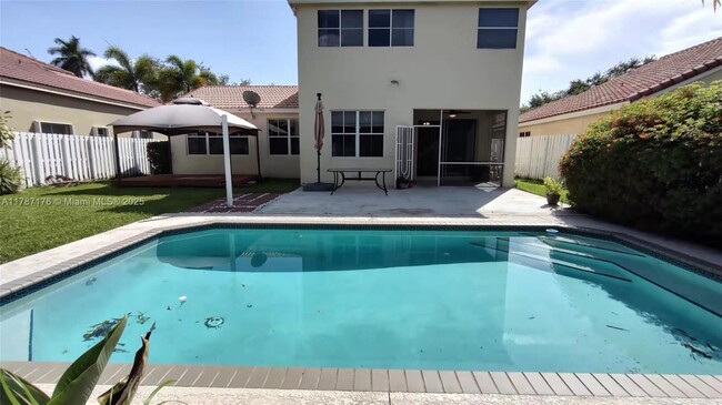 582 Carrington Ln in Weston, FL - Foto de edificio - Building Photo