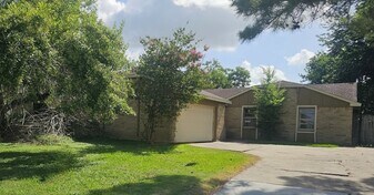 8710 Parkway Forest Dr in Houston, TX - Building Photo