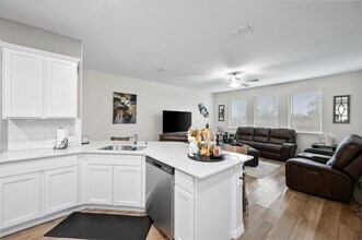 5462 Montrose Dr in Heartland, TX - Building Photo - Building Photo