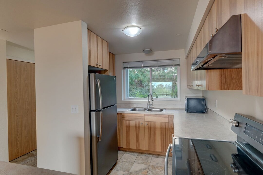 485 SW Bayshore Dr in Oak Harbor, WA - Building Photo