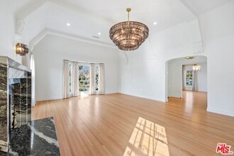 200 S Formosa Ave in Los Angeles, CA - Building Photo - Building Photo