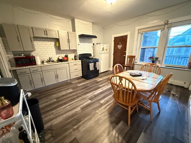 67 Pontiac St, Unit 3 in Boston, MA - Building Photo - Building Photo