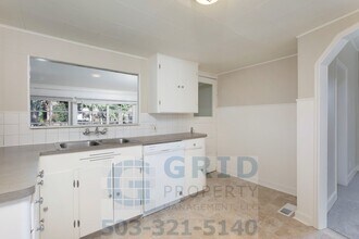 10823 SE Schiller St in Portland, OR - Building Photo - Building Photo