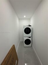 6070 W 19th Ave in Hialeah, FL - Foto de edificio - Building Photo