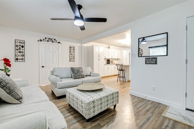 706 Beaumont St in Anahuac, TX - Building Photo - Building Photo