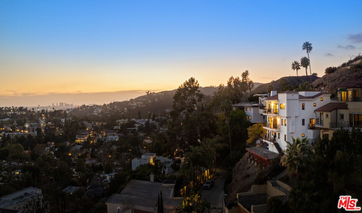 6420 Quebec Dr in Los Angeles, CA - Building Photo