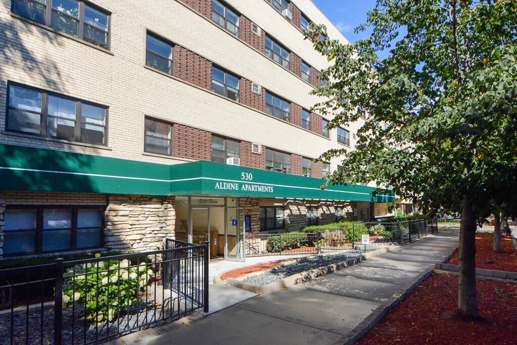 533 W Aldine in Chicago, IL - Building Photo