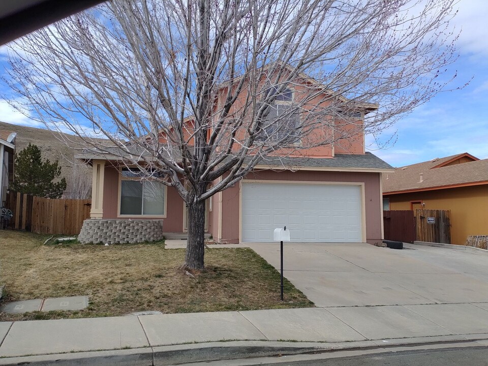 8295 Shifting Sands Dr in Reno, NV - Foto de edificio