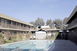 Garden Park Apartments in Long Beach, CA - Foto de edificio - Building Photo