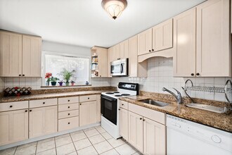 38 Bryon Rd, Unit 4 in Chestnut Hill, MA - Building Photo - Building Photo