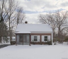 9249 Whitall Ln in Grosse Ile Township, MI - Building Photo