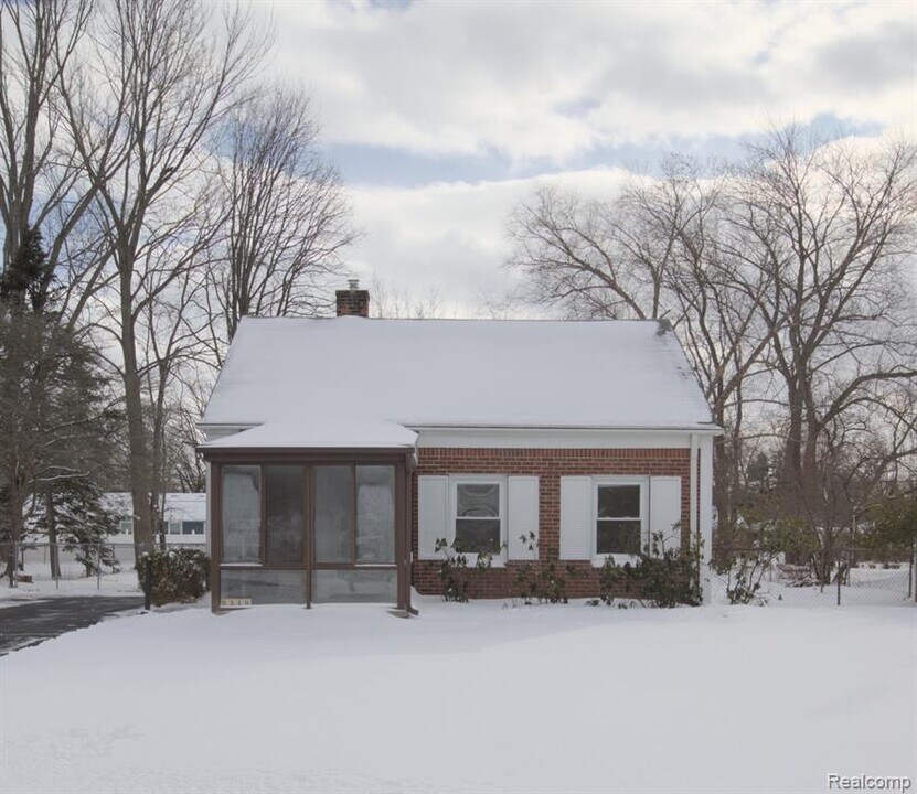 9249 Whitall Ln in Grosse Ile Township, MI - Building Photo