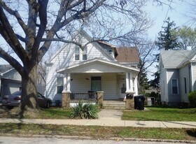 913 W Grove St in Bloomington, IL - Building Photo