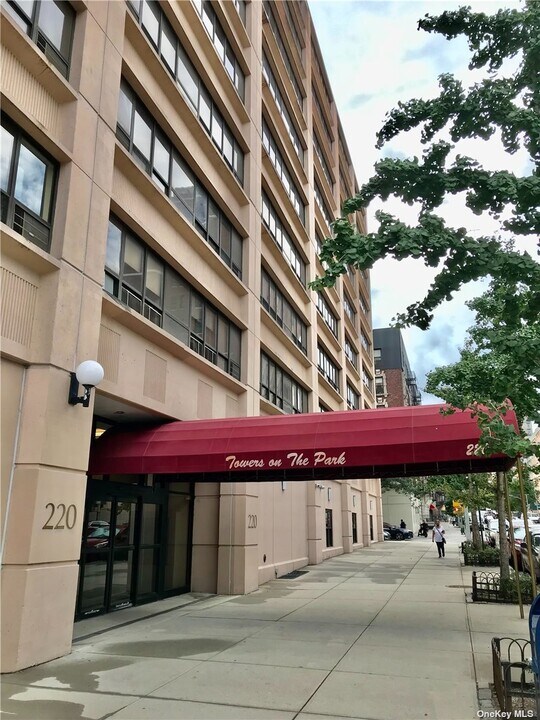 220 Manhattan Ave-Unit -1U in New York, NY - Foto de edificio