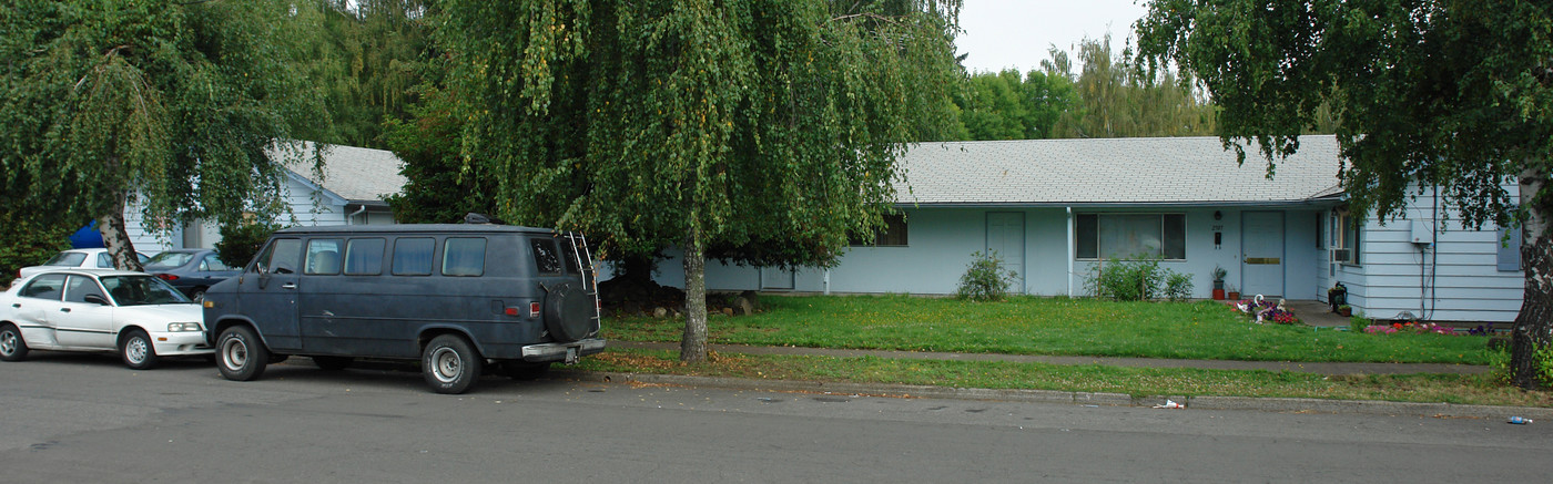 2501-2509 Wayside Ter NE in Salem, OR - Building Photo