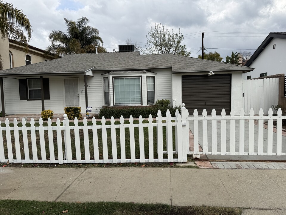 4950 Chimineas Ave in Tarzana, CA - Foto de edificio