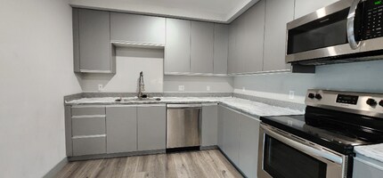 7040 Woodman Ave in Los Angeles, CA - Building Photo - Building Photo
