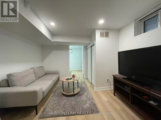 382 Lynett Crescent in Richmond Hill, ON - Building Photo - Building Photo