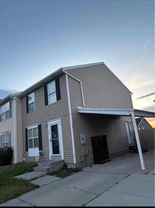 266 Alfred Dr in Tooele, UT - Foto de edificio