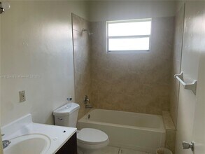 907 SW 8th St in Hallandale Beach, FL - Building Photo - Building Photo