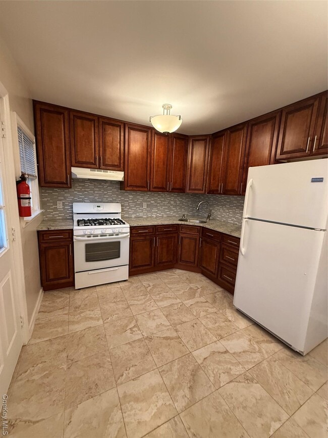 956 Cherry Ln in Floral Park, NY - Building Photo - Building Photo