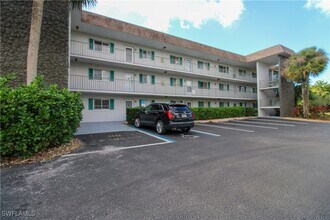 5635 Rattlesnake Hammock Rd in Naples, FL - Building Photo - Building Photo