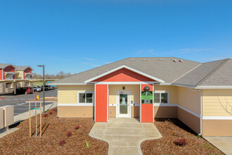 River Oaks Family Apartments in Plumas Lake, CA - Building Photo - Building Photo