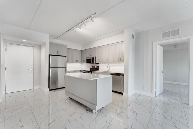 250 W Hidden Valley Blvd in Boca Raton, FL - Building Photo - Building Photo